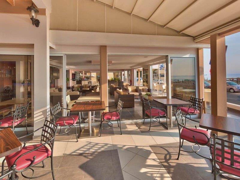 Mackenzie Beach Hotel Ларнака Интерьер фото